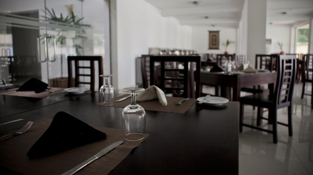 Hotel Lavendish Okrin à Kataragama Extérieur photo