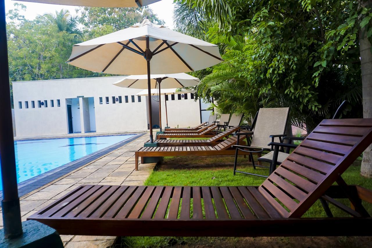 Hotel Lavendish Okrin à Kataragama Extérieur photo