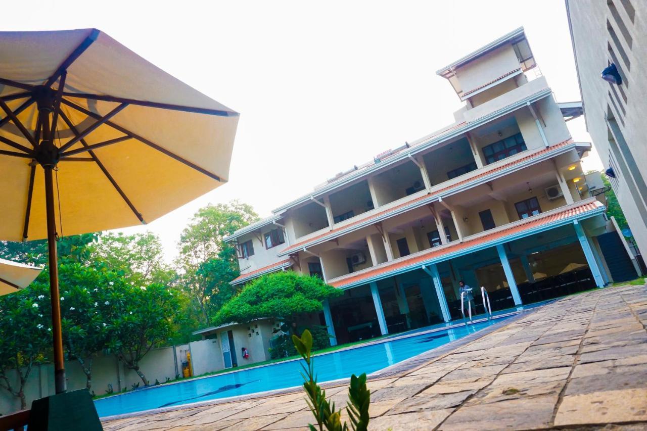 Hotel Lavendish Okrin à Kataragama Extérieur photo