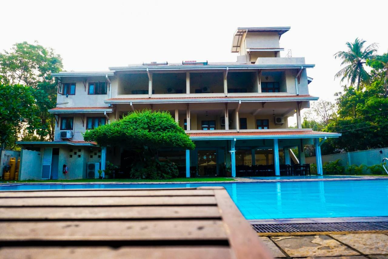 Hotel Lavendish Okrin à Kataragama Extérieur photo