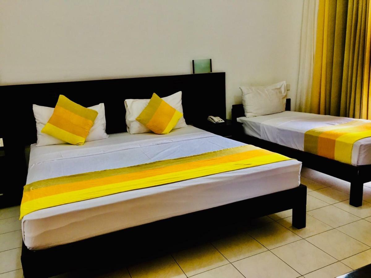 Hotel Lavendish Okrin à Kataragama Extérieur photo