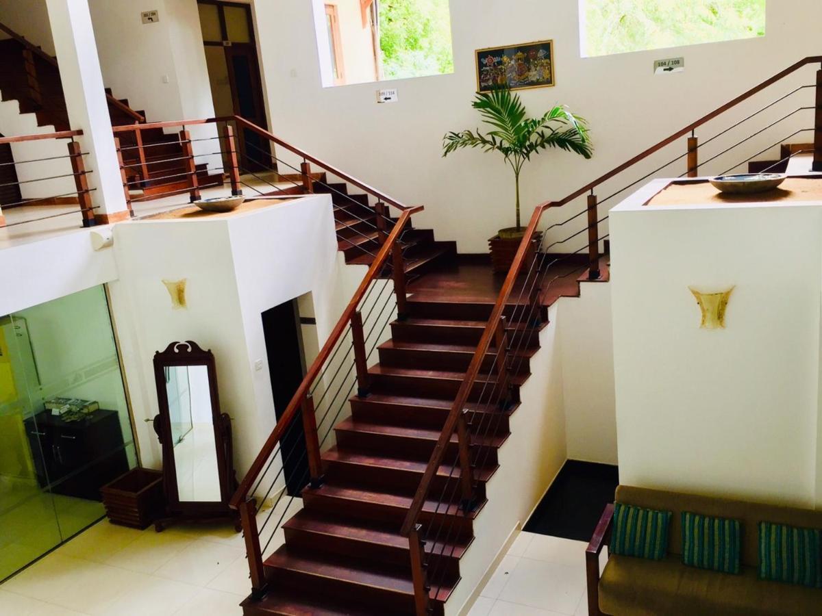 Hotel Lavendish Okrin à Kataragama Extérieur photo